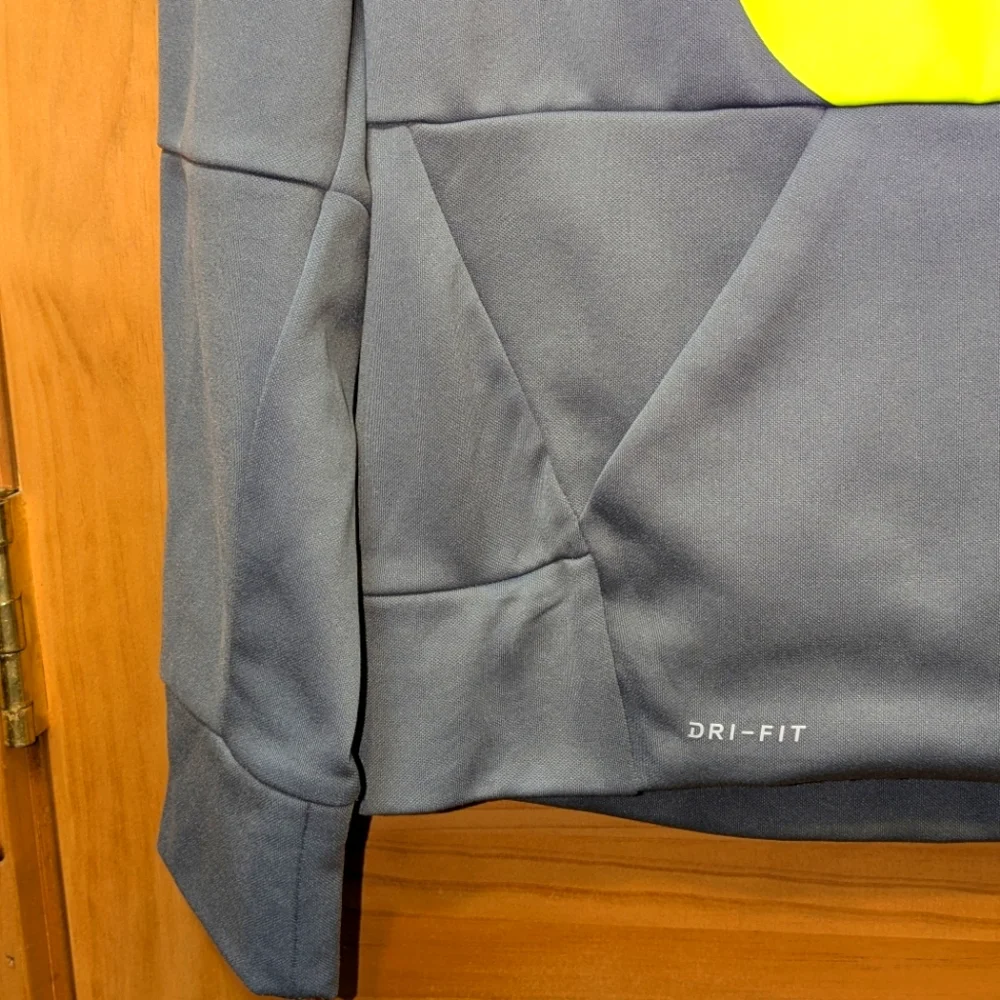 Nike Therma Dri Fit Boys XL Gray Hoodie Sweatshirt Neon Green Outdoor Athletic